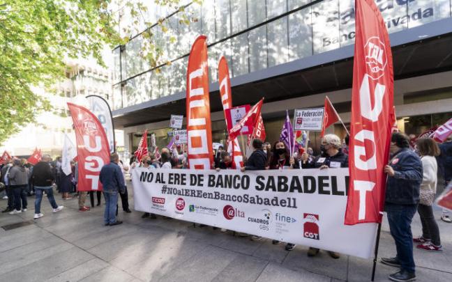 Empleados de Sabadell en huelga por el ERE de más de 1.600 personas. Empleados de Sabadell en huelga por el ERE de más de 1.600 personas.