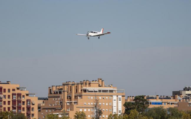 Una avioneta sobrevuela un aeródromo. Una avioneta sobrevuela un aeródromo.