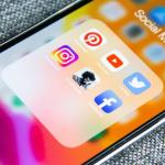 Iconos de redes sociales en un teléfono móvil.