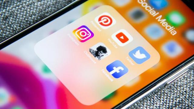 Iconos de redes sociales en un teléfono móvil.