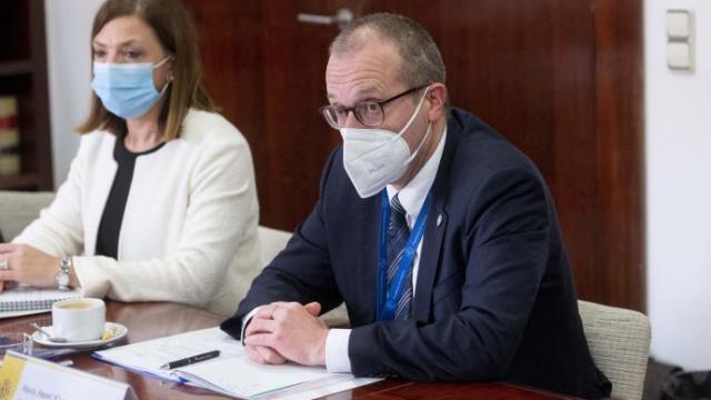 El director general de la OMS para Europa, Hans Kluge (der).