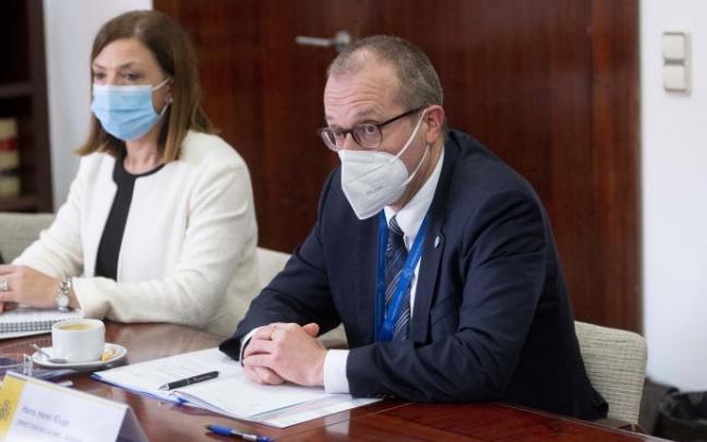 El director general de la OMS para Europa, Hans Kluge (der).