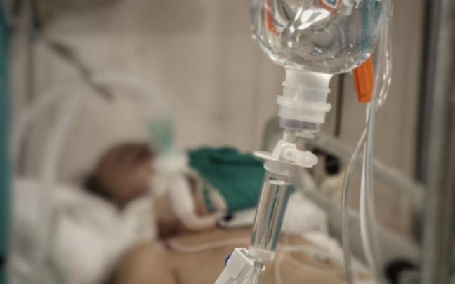 Un paciente con Covid-19 ingresado en la UCI.