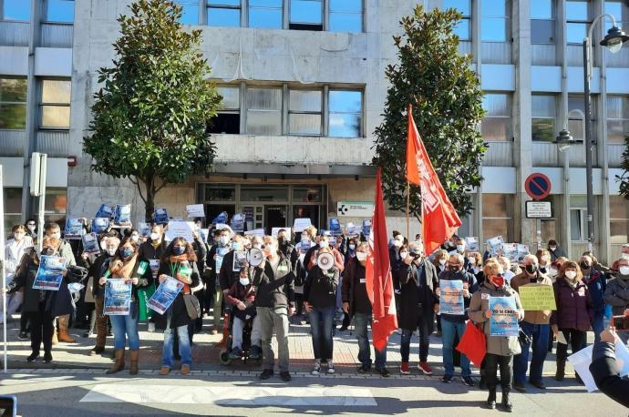Movilización de sanitarios de Atención Primaria ante el centro de salud de Deusto, en Bilbao.