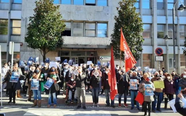 Movilización de sanitarios de Atención Primaria ante el centro de salud de Deusto, en Bilbao. Movilización de sanitarios de Atención Primaria ante el centro de salud de Deusto, en Bilbao.