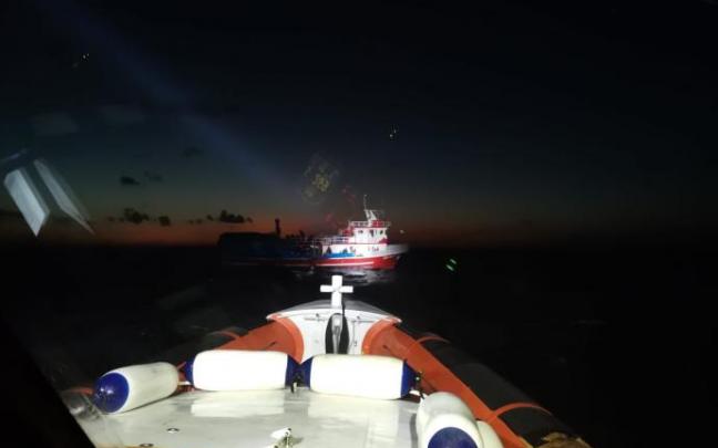 La Guardia Costiera de Italia salva a migrantes en el Mediterráneo. La Guardia Costiera de Italia salva a migrantes en el Mediterráneo.