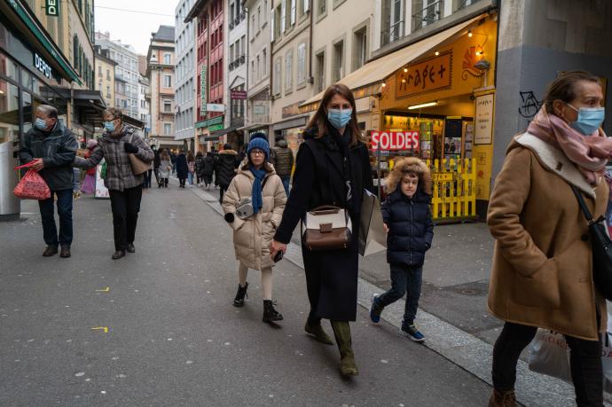 Gente con mascarilla en Lausana, Suiza.