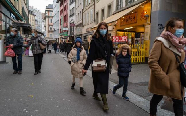 Gente con mascarilla en Lausana, Suiza. Gente con mascarilla en Lausana, Suiza.