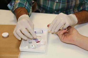 Una persona se realiza un test rápido de VIH en una farmacia.
