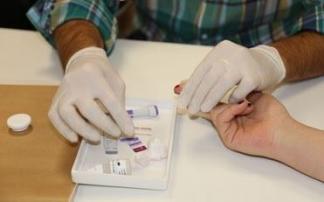 Una persona se realiza un test rápido de VIH en una farmacia. Una persona se realiza un test rápido de VIH en una farmacia.