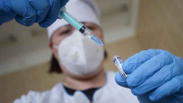 Insta a los países a realizar un inventario de las vacunas que disponen contra la viruela.