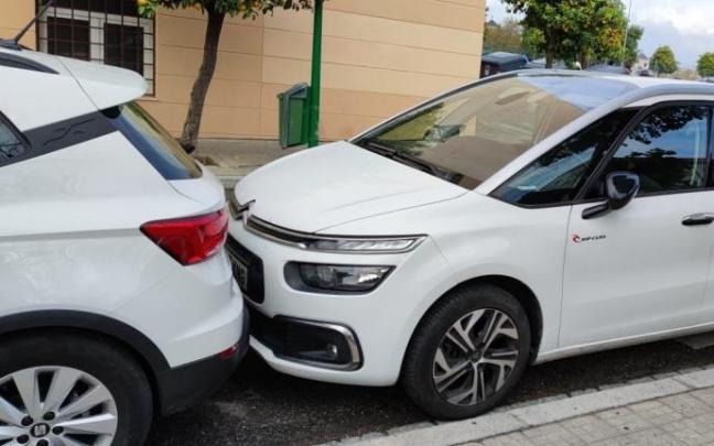 Un coche aparcado sobre un paso de peatones.