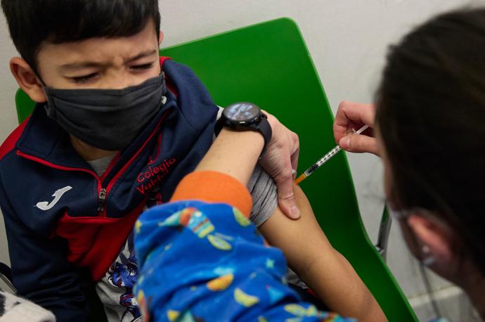Un niño recibe una dosis de la vacuna contra el Covid-19.