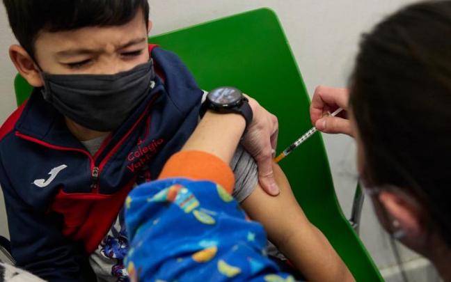 Un niño recibe una dosis de la vacuna contra el Covid-19.
