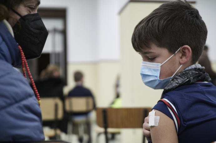 Un niño es vacunado en un centro de vacunación pediátrica.