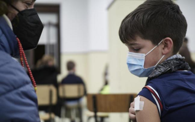 Un niño es vacunado en un centro de vacunación pediátrica.