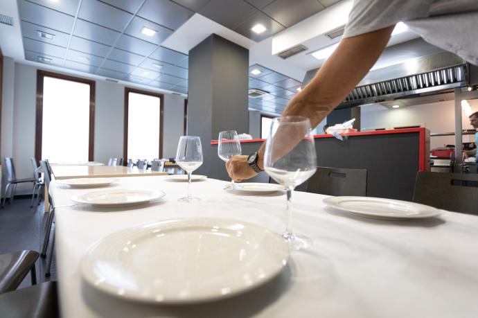 Un camarero coloca un vaso en sociedad gastronómica Larragorri en Vitoria-Gasteiz.