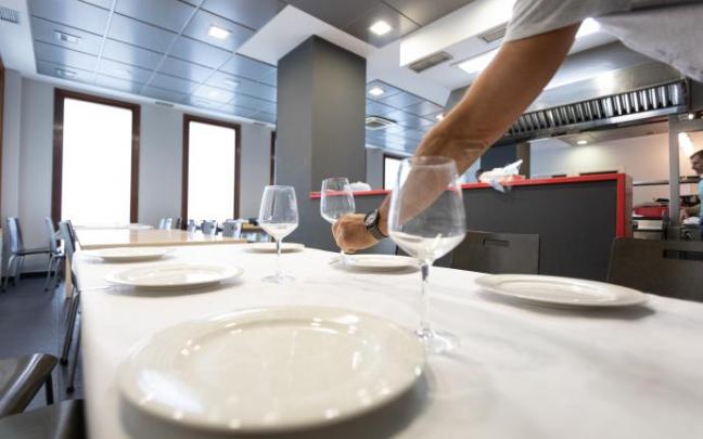 Un camarero coloca un vaso en sociedad gastronómica Larragorri en Vitoria-Gasteiz. Un camarero coloca un vaso en sociedad gastronómica Larragorri en Vitoria-Gasteiz.
