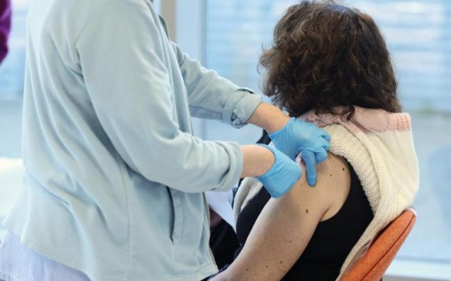 Una persona recibe una vacuna contra el Covid-19. Una persona recibe una vacuna contra el Covid-19.