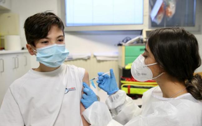 Una sanitaria vacuna contra el Covid-19 a un niño. Una sanitaria vacuna contra el Covid-19 a un niño.