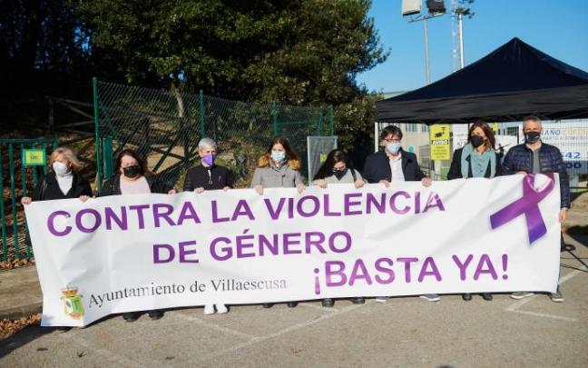 Varios de los asistentes a una concentración de repulsa al asesinato de una mujer y su hija. Varios de los asistentes a una concentración de repulsa al asesinato de una mujer y su hija.