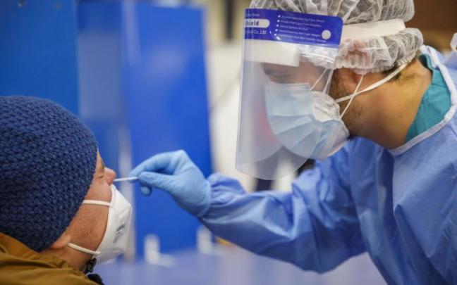 Un sanitario realiza una prueba PCR.