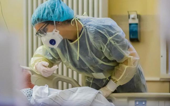 Un residente atiende a un paciente de coronavirus en un hospital en Berlín. / DPA Un residente atiende a un paciente de coronavirus en un hospital en Berlín.