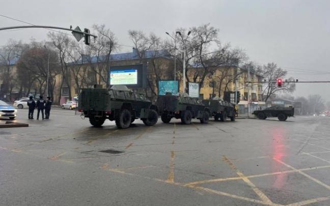 Despliegue de las fuerzas de seguridad durante las protestas en Almaty (Kazajistán). Despliegue de las fuerzas de seguridad durante las protestas en Almaty (Kazajistán).