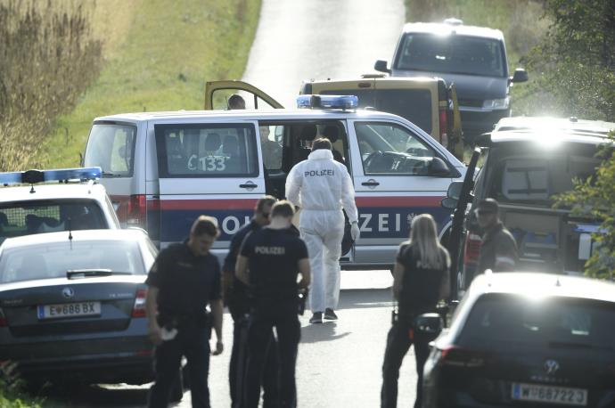 Policía húngara dispara contra camioneta tráfico de migrantes cerca Austria.
