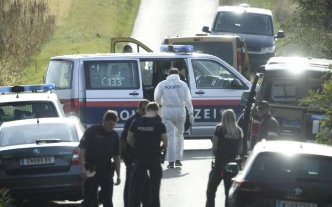 Policía húngara dispara contra camioneta tráfico de migrantes cerca Austria. Policía húngara dispara contra camioneta tráfico de migrantes cerca Austria.