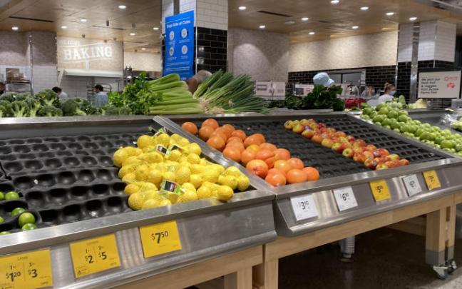 El supermercado se encuentra acordonado como parte del dispositivo policial.