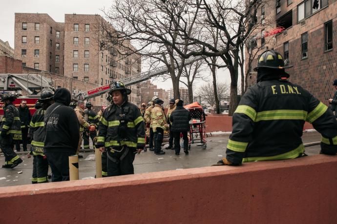 Bomberos en un incendio en un edificio del barrio del Bronx, en Nueva York.
