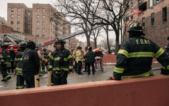 Bomberos en un incendio en un edificio del barrio del Bronx, en Nueva York. Bomberos en un incendio en un edificio del barrio del Bronx, en Nueva York.