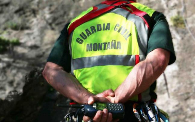 Especialista del Grupo de Rescate e Intervención de Montaña de la Guardia Civil (GREIM). Especialista del Grupo de Rescate e Intervención de Montaña de la Guardia Civil (GREIM).