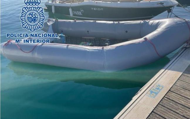 Embarcación en la que llegaron a Melilla los 13 migrantes y el presunto patrón.