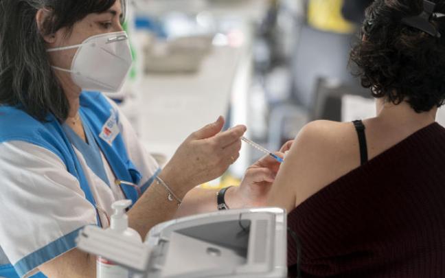 Una mujer recibe la tercera dosis de la vacuna contra el Covid-19.