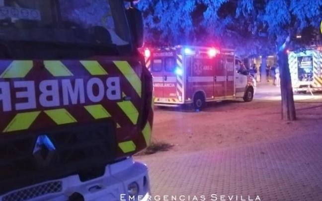 Equipos de los Bomberos en la calle Candelario, donde se ha producido el incendio. Equipos de los Bomberos en la calle Candelario, donde se ha producido el incendio.