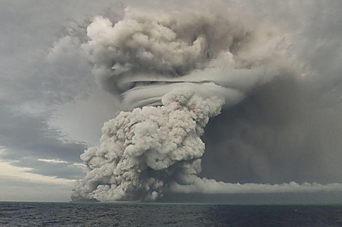 Erupción del volcán Hunga Ha'apai (Tonga, Oceanía).