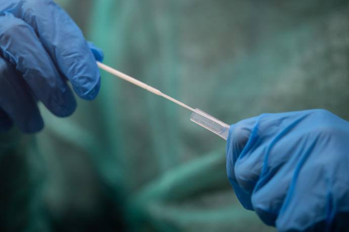Un empleado realiza una prueba rápida en una estación de pruebas de coronavirus.
