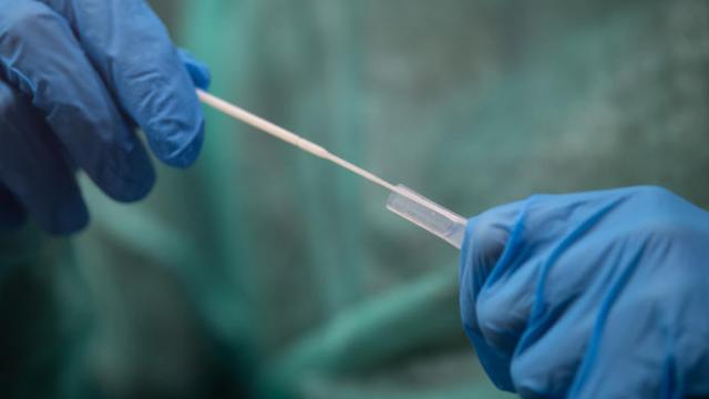 Un empleado realiza una prueba rápida en una estación de pruebas de coronavirus.