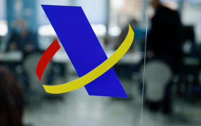 Logotipo de la Agencia Tributaria en una mampara. Logotipo de la Agencia Tributaria en una mampara.