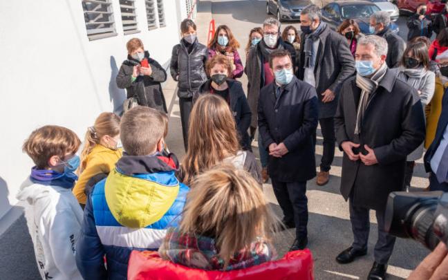 Pere Aragonés, y el consejero de Educación, Josep González-Cambray, durante una vista a un centro escolar.