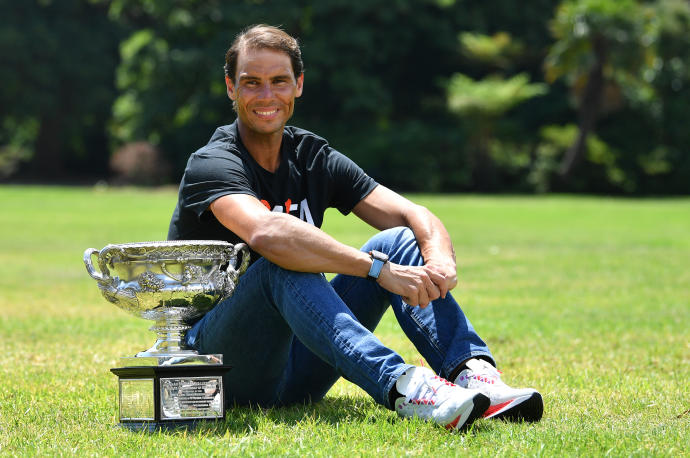 Rafael Nadal posa junto al trofeo Norman Brookes que le acredita como campeón del Abierto de Australia.