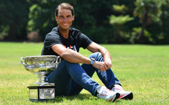Rafael Nadal posa junto al trofeo Norman Brookes que le acredita como campeón del Abierto de Australia. Rafael Nadal posa junto al trofeo Norman Brookes que le acredita como campeón del Abierto de Australia.