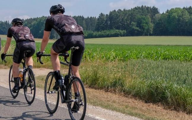 Ciclistas circulan por una carretera en una foto de archivo.