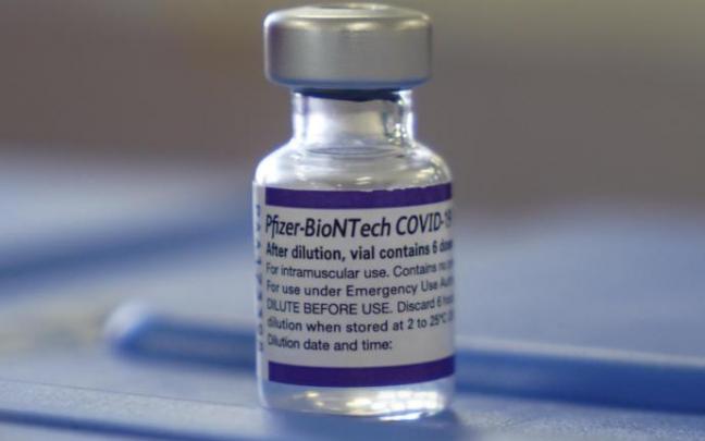 Vista de un vial que contiene una dosis de Pfizer. Vista de un vial que contiene una dosis de Pfizer.