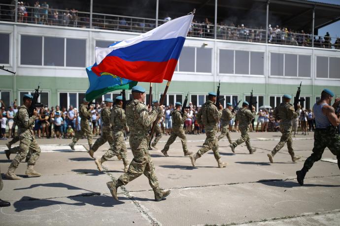 Militares rusos en un desfile.