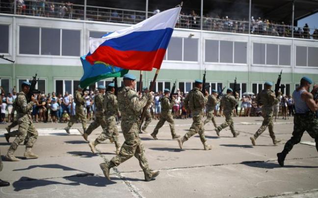 Militares rusos en un desfile.
