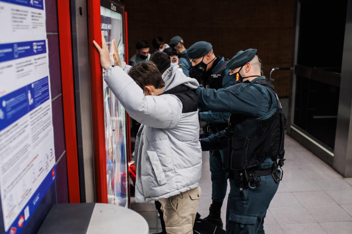 Agentes de la Guardia Civil cachean a jóvenes en un control para prevenir la violencia entre bandas juveniles.