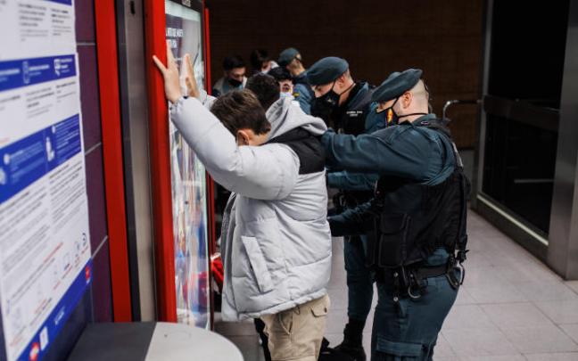 Agentes de la Guardia Civil cachean a jóvenes en un control para prevenir la violencia entre bandas juveniles.